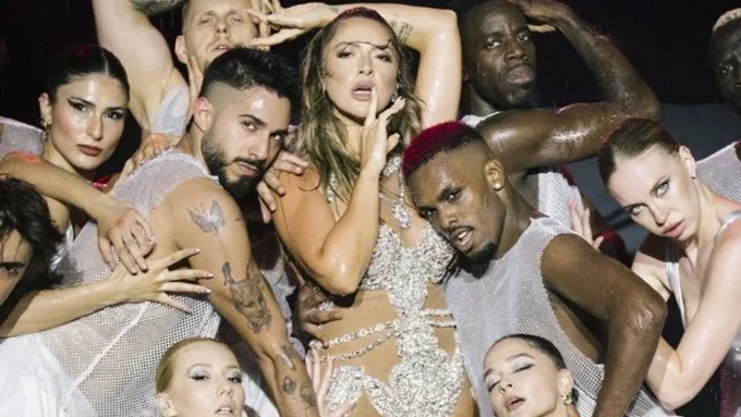 Hadise Harbiye’de Sınırları Zorladı: Yatakta Dans, Mini Etek ve Duş Sahnesi