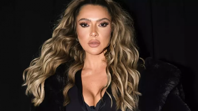Hadise'den Yeni İmaj Sürprizi! Siyah Saçlarıyla Görenler Tanıyamadı