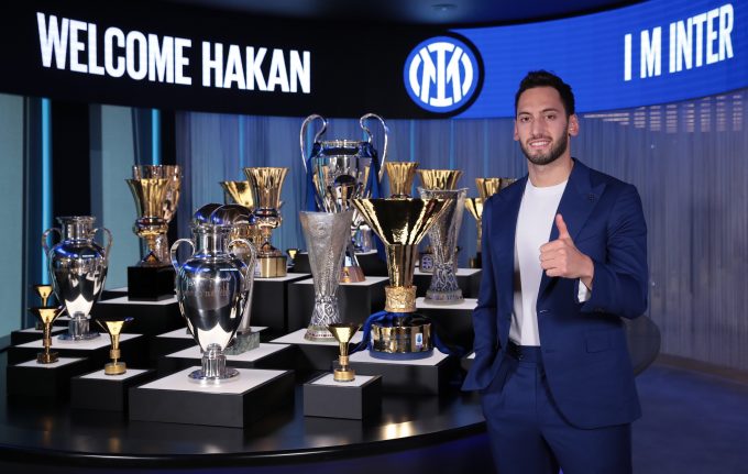 Hakan Çalhanoğlu İstanbul’da Yoğun İlgiyle Karşılandı