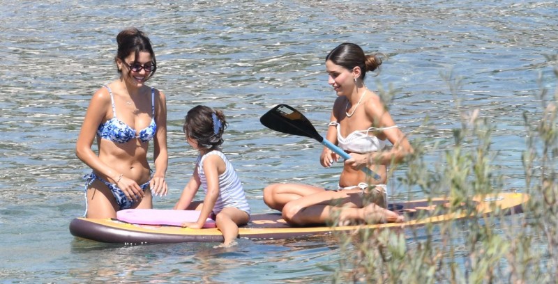 Hande Erçel’den Bodrum’da Kardeş Mesaisi! Mavi ile Tatlı Anlar