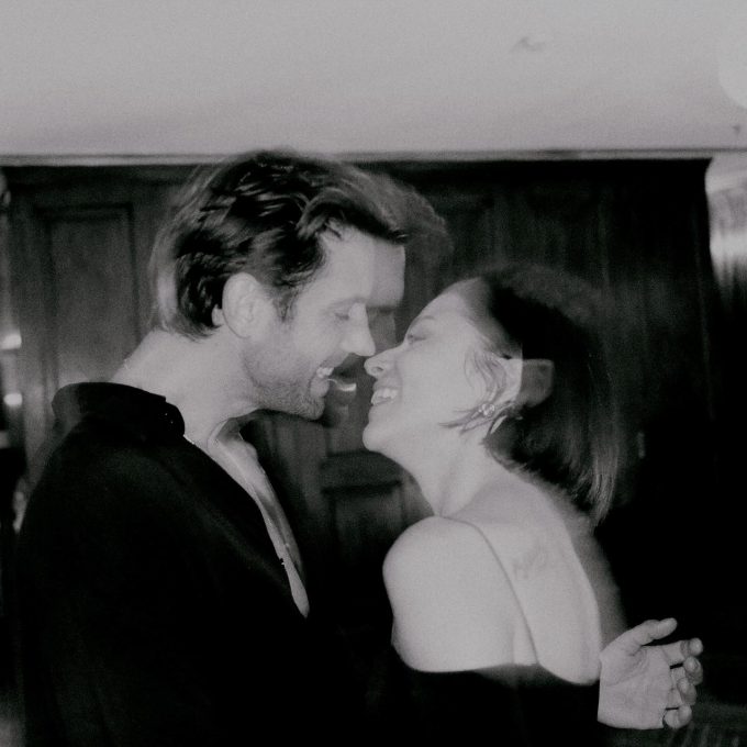 Havuzda Romantik Anlar: Zeynep Bastık ve Serkay Tütüncü Aşkını Paylaştı