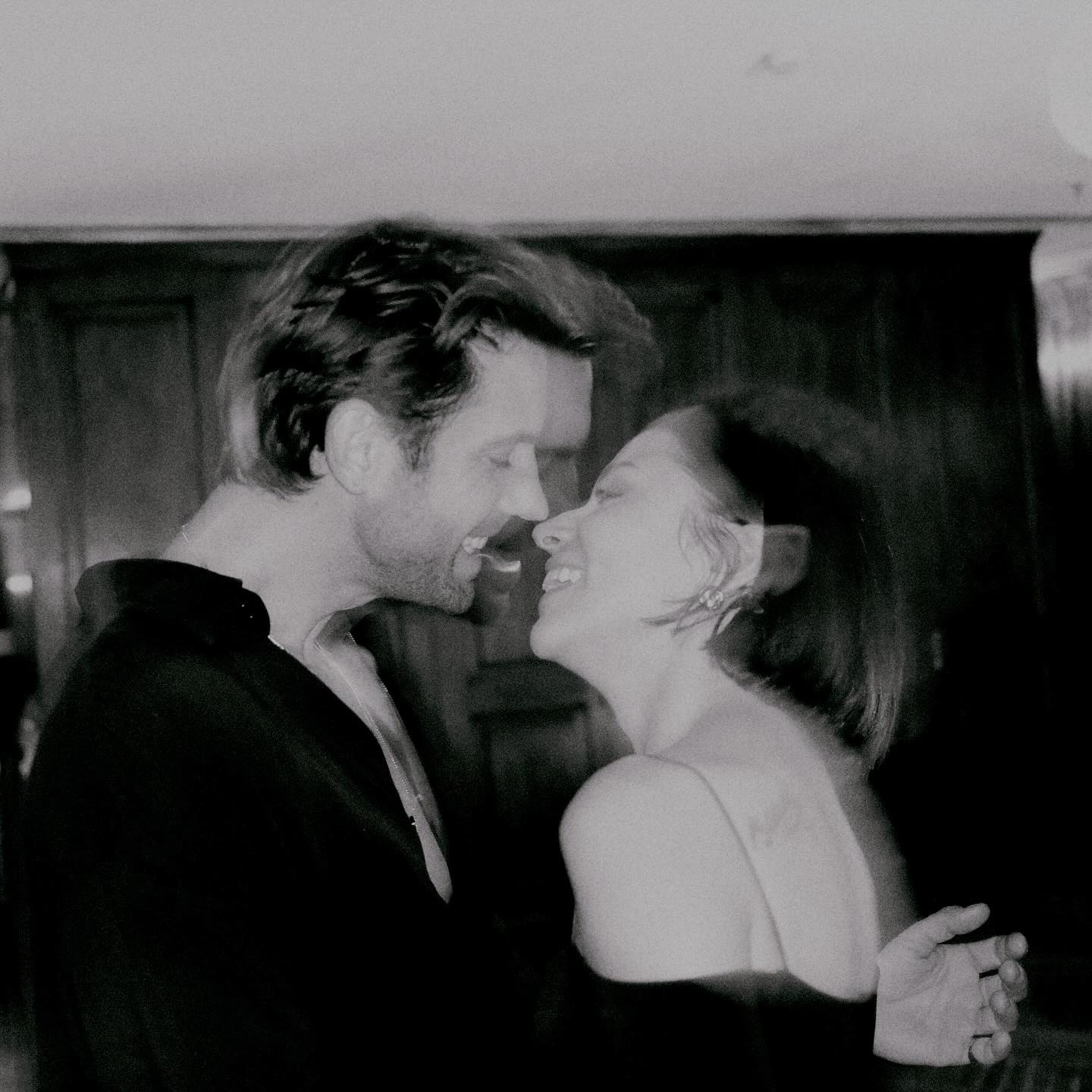 Havuzda Romantik Anlar: Zeynep Bastık ve Serkay Tütüncü Aşkını Paylaştı