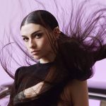 Hazar Ergüçlü İstanbul’74 Festivali’nde Göz Kamaştırdı