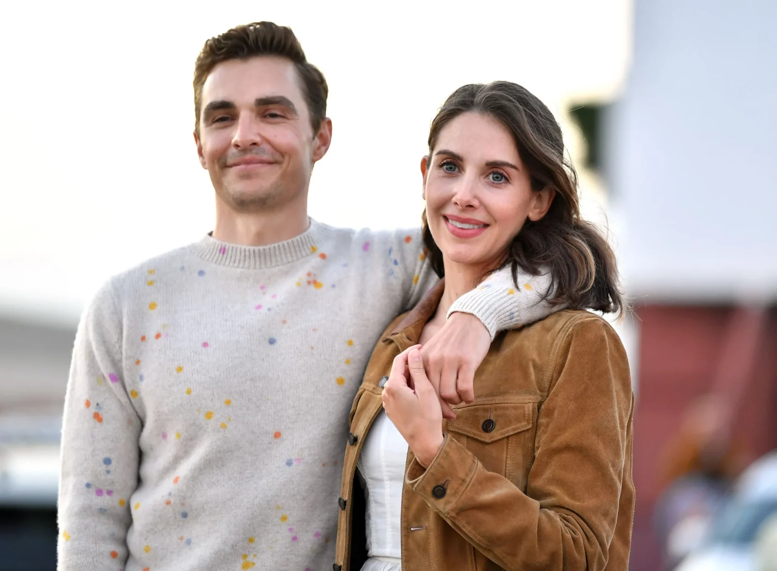 Hollywood’da Şaşırtan Anlar: Alison Brie, Parkta Dave Franco’nun Ayak Tırnaklarını Kesti!