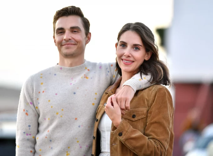 Hollywood’da Şaşırtan Anlar: Alison Brie, Parkta Dave Franco’nun Ayak Tırnaklarını Kesti!