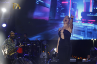 İrem Derici "Kafamda 40 Dikiş Var" Sözleriyle Sahnelere Döndü
