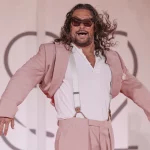 Jason Momoa’dan Venedik Film Festivali’nde Pembe Terlik Sürprizi