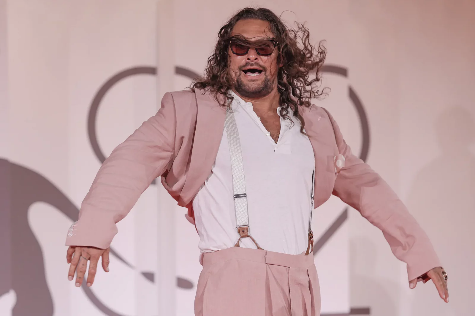 Jason Momoa’dan Venedik Film Festivali’nde Pembe Terlik Sürprizi