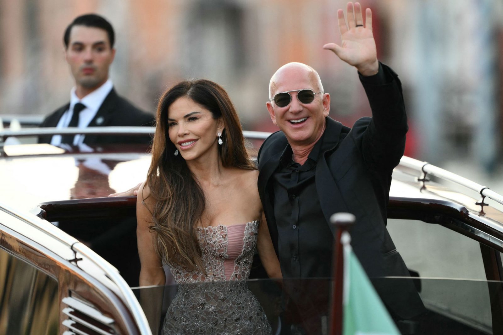 Jeff Bezos'tan Moda Dünyasını Sarsacak Hamle: Vogue, Lauren Sanchez'e Düğün Hediyesi mi Olacak?