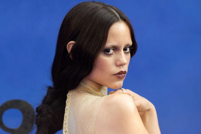 Jenna Ortega, "Wednesday" 2. Sezon Prömiyerinde Cesur Tarzıyla Nefes Kesti