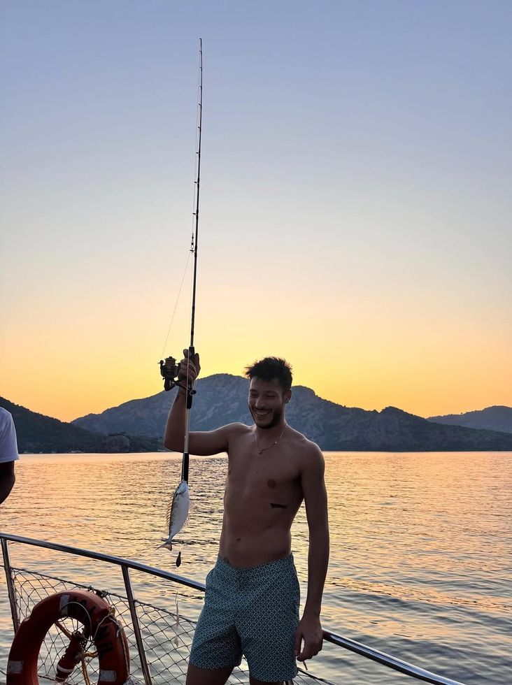 Kubilay Aka’dan Teknede Balık Macerası: “Rasgelemedik” Notuyla Güldürdü