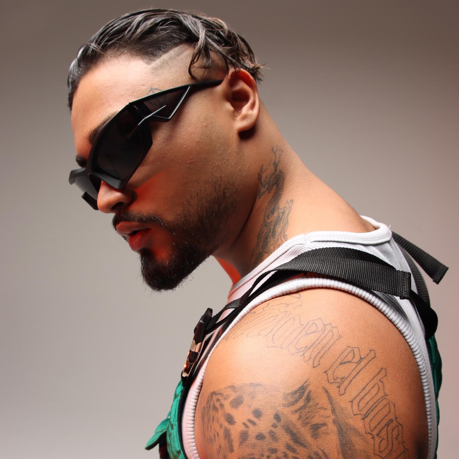 Lvbel C5 Aşkını Duyurdu: Lüks Araçta Romantik Paylaşım