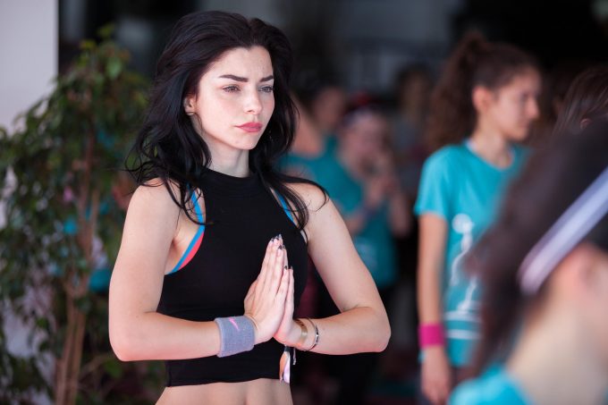 Merve Boluğur’un Tekne Pozları Sosyal Medyayı Salladı!