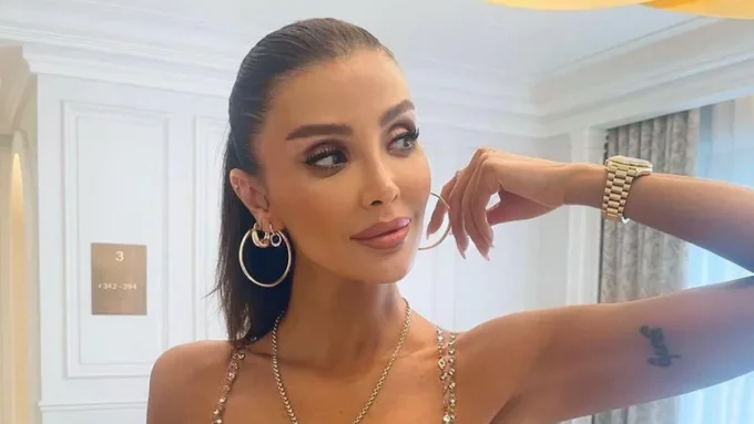 Özge Ulusoy’a Dolandırıcılık Suçlaması! Tören Sahnesinde Büyük Kriz Yaşandı