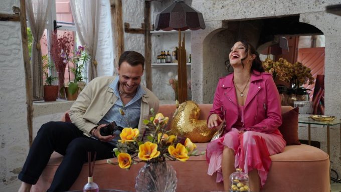Platonik: Mavi Dolunay Otel Netflix’te Başlıyor! Gupse Özay, Kerem Bürsin ve Öykü Karayel Aynı Projede