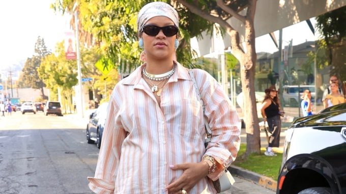 Rihanna Sokaklarda Pijamayla Görüntülendi: Üçüncü Hamileliğinde Tarzından Ödün Vermiyor