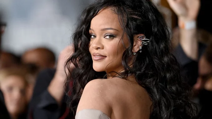 Rihanna'dan Paris’te Hayranlarına Unutulmaz Jest!