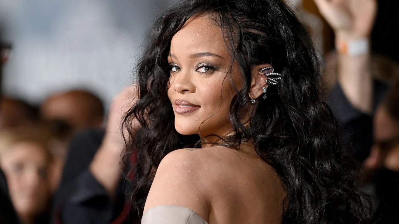 Rihanna'dan Paris’te Hayranlarına Unutulmaz Jest!