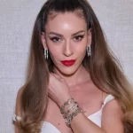 Sinem Kobal Yaz Tatilinde Yeni İmajıyla Göz Kamaştırdı