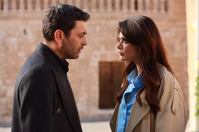 Uzak Şehir Dizisi Amerika Yolcusu: Telemundo’da Başlıyor