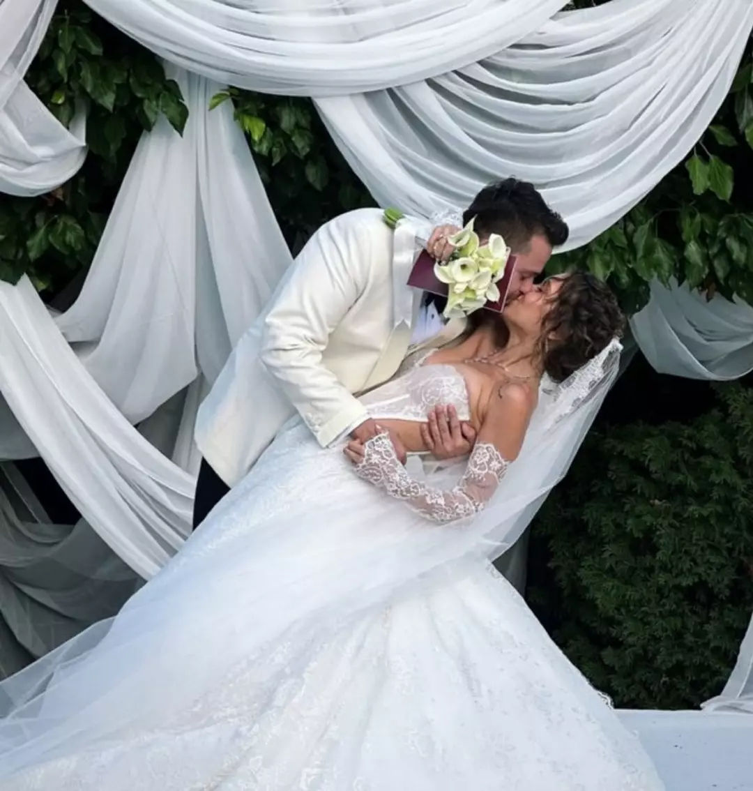 YouTube Fenomeni Alper Rende 12 Yıllık Aşkı Betül Çakmak ile Evlendi