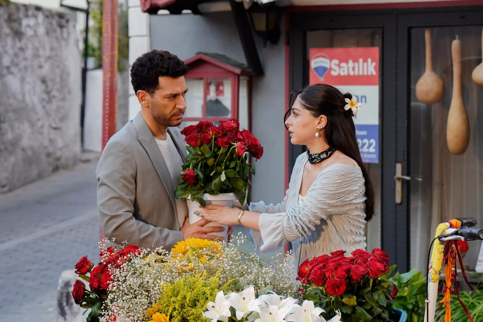 ‘Güller ve Günahlar’ Sete Çıktı: Murat Yıldırım ve Cemre Baysel Aynı Projede!